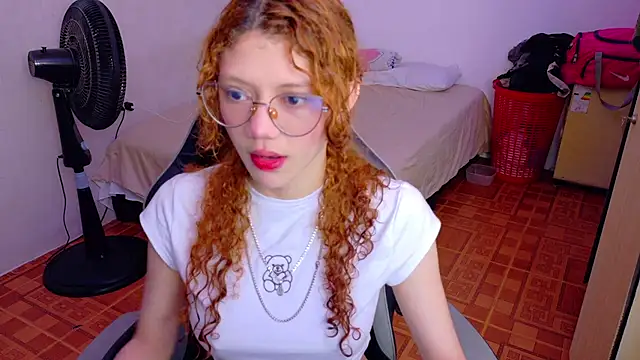 Snapshot of Birdie_0 chatting on September 17, 1:46 pm Birdie 0 online show from September 17, 1:46 pm