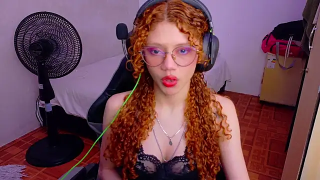 Snapshot of Birdie_0 chatting on October 13, 1:55 pm Birdie 0 online show from October 13, 1:55 pm