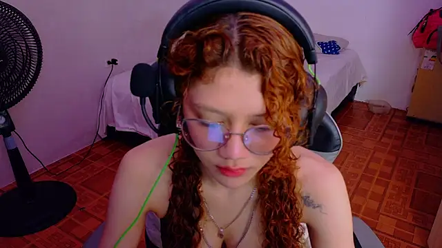 Snapshot of Birdie_0 chatting on November 5, 1:22 pm Birdie 0 online show from November 5, 1:22 pm