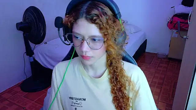 Snapshot of Birdie_0 chatting on November 13, 1:21 pm Birdie 0 online show from November 13, 1:21 pm