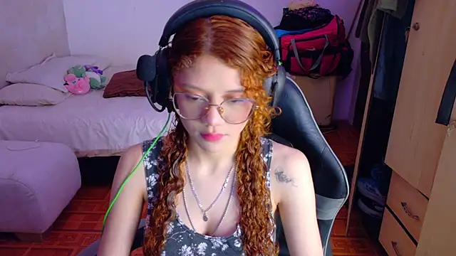 Snapshot of Birdie_0 chatting on December 18, 12:55 pm Birdie 0 online show from December 18, 12:55 pm