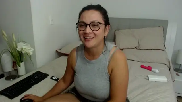 Snapshot of sophie_lopez1 chatting on December 19, 3:46 am sophie lopez1 online show from December 19, 3:46 am