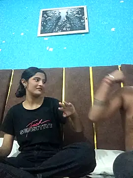 Snapshot of romantic_couple1 chatting on September 15, 1:05 am romantic couple1 online show from September 15, 1:05 am