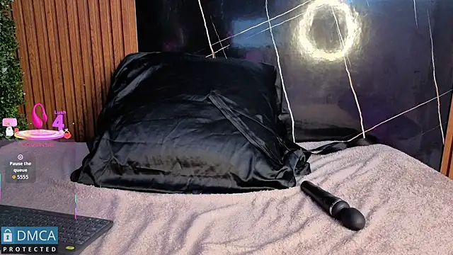 Kiara Zahiri   online show from October 8, 11:19 am