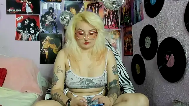 Snapshot of Avril_Maria chatting on May 24, 2:16 am Avril Maria online show from May 24, 2:16 am