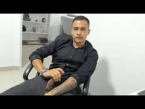 Snapshot of AndrewGmz chatting on November 13, 2:21 am AndrewGmz online show from November 13, 2:21 am