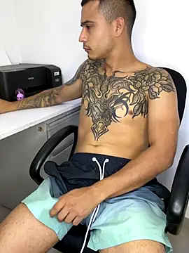 Snapshot of AndrewGmz chatting on November 16, 2:17 am AndrewGmz online show from November 16, 2:17 am