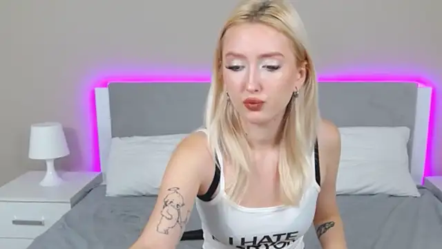 Snapshot of MarianeSun chatting on September 11, 4:12 am MarianeSun online show from September 11, 4:12 am