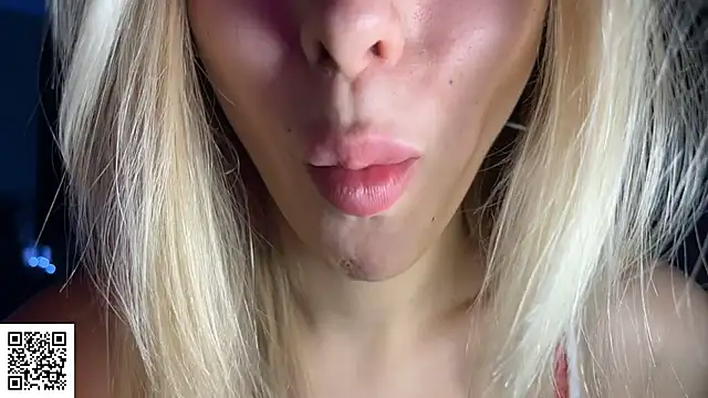 Snapshot of ElysiaXo chatting on December 4, 10:07 pm ElysiaXo online show from December 4, 10:07 pm