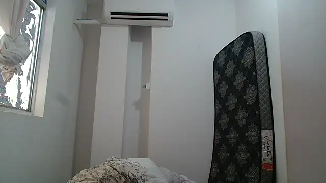 Snapshot of SecretBrunette chatting on November 18, 10:52 am SecretBrunette online show from November 18, 10:52 am