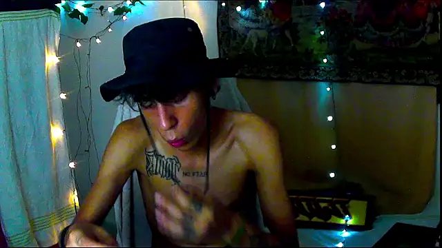 Snapshot of Crxxxsh chatting on September 18, 7:54 am Crxxxsh online show from September 18, 7:54 am