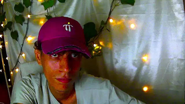 Snapshot of Crxxxsh chatting on September 21, 7:21 am Crxxxsh online show from September 21, 7:21 am