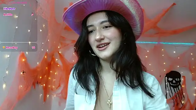 Snapshot of AlessandraLB chatting on October 5, 10:35 am AlessandraLB online show from October 5, 10:35 am