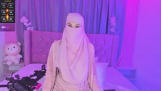 Snapshot of Nayla-Mouna chatting on June 30, 7:42 am Nayla-Mouna online show from June 30, 7:42 am
