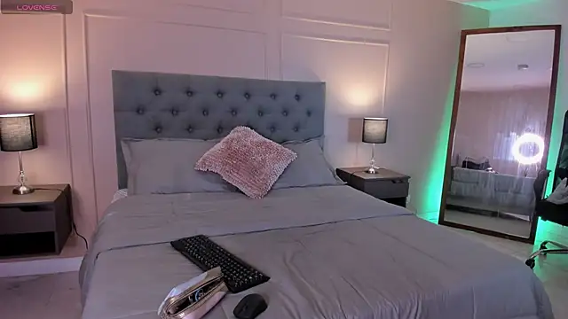 ALICESANDOVAL online show from September 18, 11:45 am