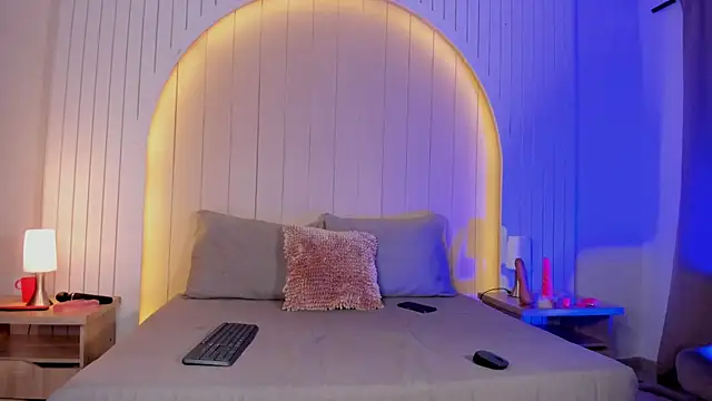 ALICESANDOVAL online show from December 14, 11:37 am