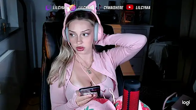 Snapshot of cymaishere chatting on October 2, 6:37 pm cymaishere online show from October 2, 6:37 pm