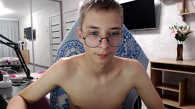 Snapshot of glasses_cat chatting on May 10, 5:18 pm glasses cat online show from May 10, 5:18 pm
