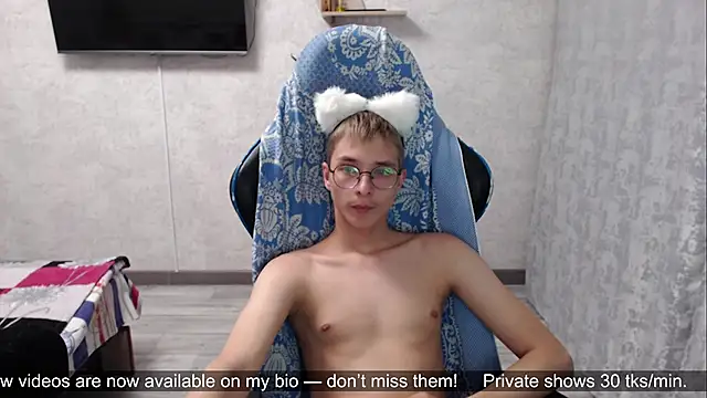 Snapshot of glasses_cat chatting on May 16, 11:25 pm glasses cat online show from May 16, 11:25 pm