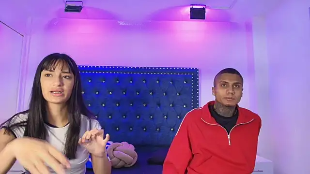 Snapshot of Damian_and_roxanne chatting on May 13, 12:46 pm Damian and roxanne online show from May 13, 12:46 pm