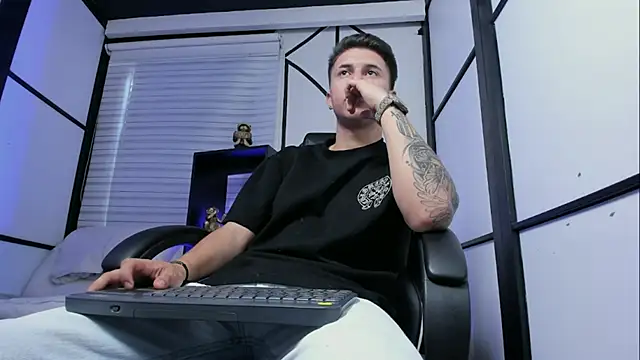 liaamsmiith  online show from September 10, 2:50 pm