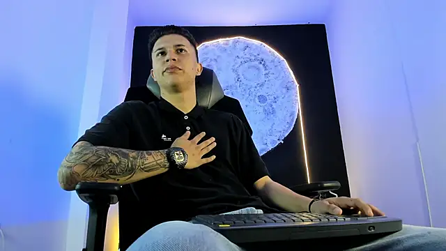 liaamsmiith  online show from November 7, 11:54 am