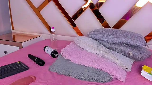 Niicolle Evanss online show from February 10, 7:40 pm