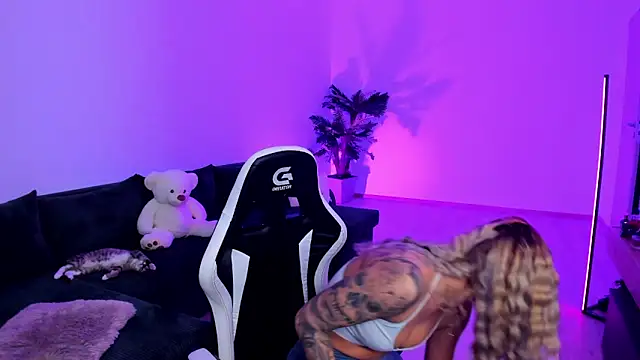 xPuka online show from March 13, 6:25 pm