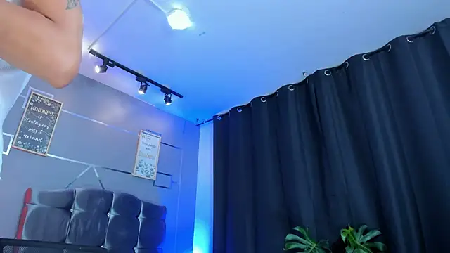 Snapshot of oliver_mr_ chatting on October 20, 8:42 pm oliver mr online show from October 20, 8:42 pm