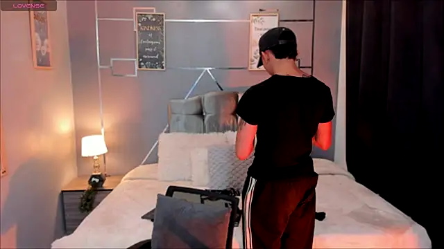 oliver mr  online show from November 22, 8:08 pm