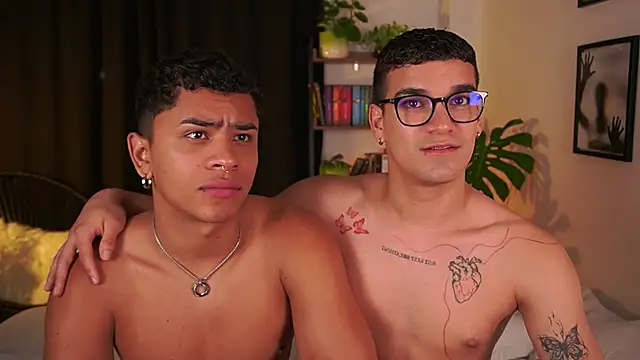 Snapshot of EROS_AND_ALAN chatting on October 4, 2:09 am EROS AND ALAN online show from October 4, 2:09 am