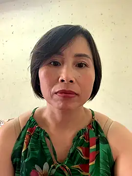 Snapshot of Hello_Linchii chatting on October 11, 6:12 am Hello Linchii online show from October 11, 6:12 am