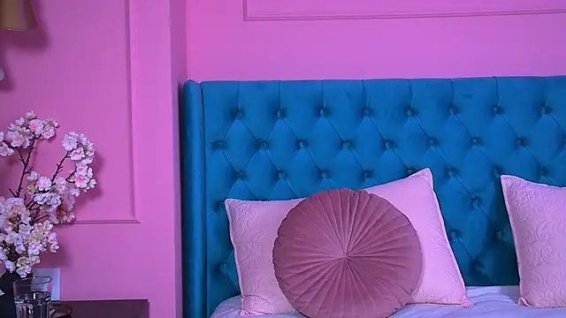 Snapshot of AlyraRose chatting on October 7, 4:04 pm AlyraRose online show from October 7, 4:04 pm