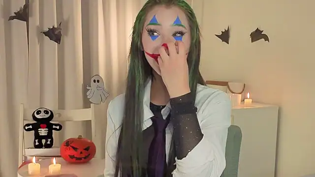 Snapshot of slyshypie chatting on October 31, 1:23 pm slyshypie online show from October 31, 1:23 pm