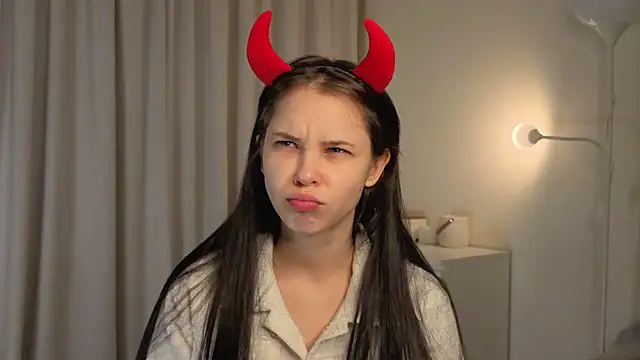 Snapshot of slyshypie chatting on November 26, 1:23 pm slyshypie online show from November 26, 1:23 pm