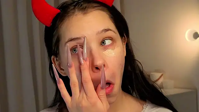 Snapshot of slyshypie chatting on November 28, 1:25 pm slyshypie online show from November 28, 1:25 pm