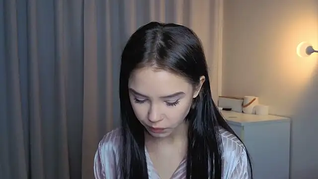 Snapshot of slyshypie chatting on December 17, 1:17 pm slyshypie online show from December 17, 1:17 pm