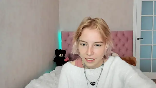 Snapshot of Pink_Lila18 chatting on September 14, 8:35 am Pink Lila18 online show from September 14, 8:35 am