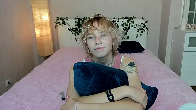 Snapshot of Pink_Lila18 chatting on September 25, 9:35 am Pink Lila18 online show from September 25, 9:35 am