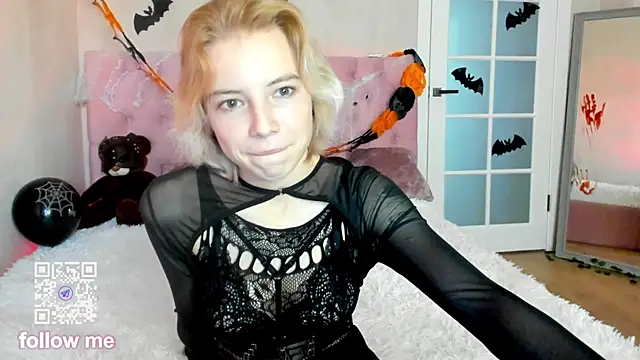 Snapshot of Pink_Lila18 chatting on October 31, 9:54 am Pink Lila18 online show from October 31, 9:54 am