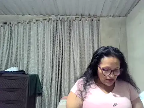 Snapshot of _Cristal chatting on October 26, 3:45 am Cristal online show from October 26, 3:45 am