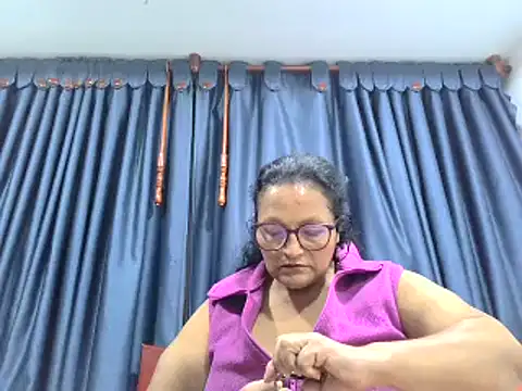 Snapshot of _Cristal chatting on November 1, 2:24 am Cristal online show from November 1, 2:24 am