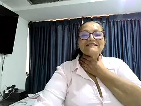 Snapshot of _Cristal chatting on November 8, 6:07 pm Cristal online show from November 8, 6:07 pm