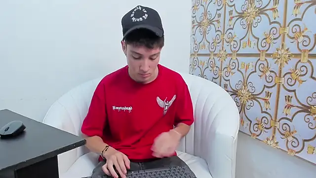 Snapshot of LittleDanny_ chatting on November 16, 3:39 pm LittleDanny online show from November 16, 3:39 pm