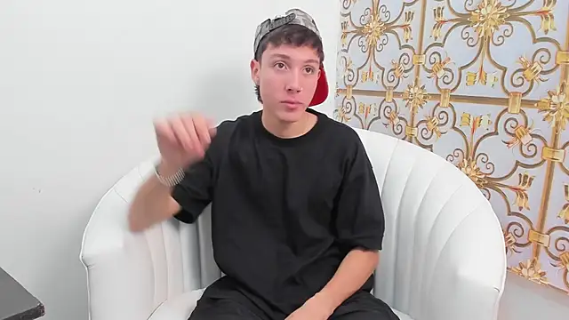 Snapshot of LittleDanny_ chatting on November 19, 4:07 pm LittleDanny online show from November 19, 4:07 pm