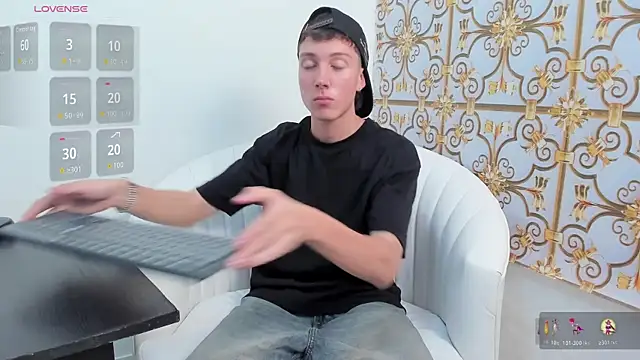 Snapshot of LittleDanny_ chatting on November 24, 7:24 pm LittleDanny online show from November 24, 7:24 pm