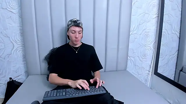 Snapshot of LittleDanny_ chatting on December 1, 6:02 pm LittleDanny online show from December 1, 6:02 pm