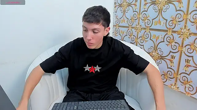 Snapshot of LittleDanny_ chatting on December 2, 7:20 pm LittleDanny online show from December 2, 7:20 pm