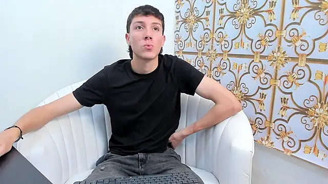 Snapshot of LittleDanny_ chatting on December 16, 5:07 pm LittleDanny online show from December 16, 5:07 pm