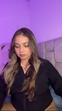 Snapshot of AnnyLopezzz_ chatting on January 19, 6:06 am AnnyLopezzz online show from January 19, 6:06 am